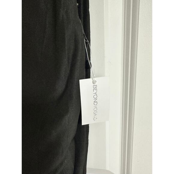 🖤 Beyond Yoga Pocket Infinity Scarf – Black | NWT | Cozy with a Secret 🖤 - Picture 3 of 4